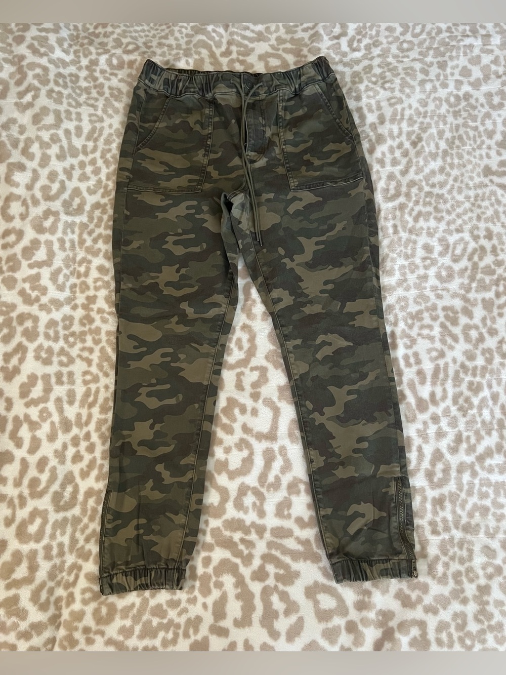 American Eagle Women’s High Rise Green Camo Joggers, Size 10 *SHORT